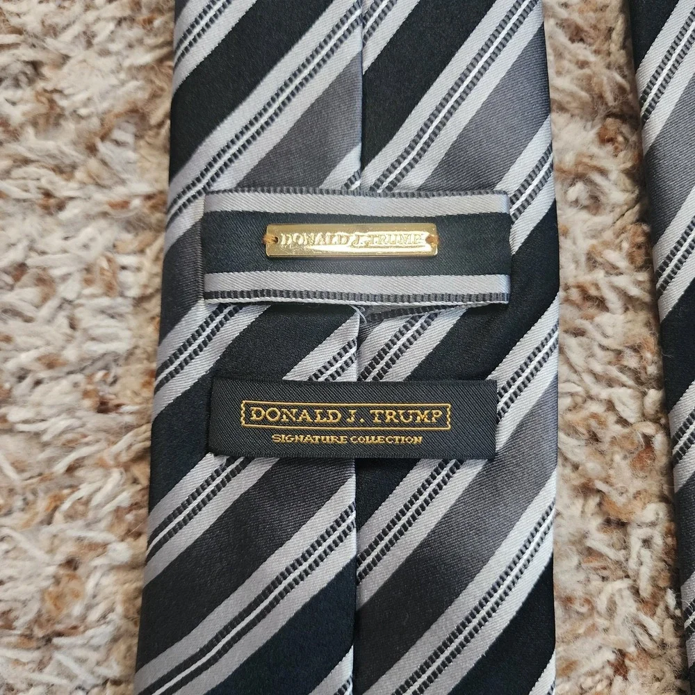 Donald J. Trump Signature Collection Black Gray Striped Men‎ Silk Neck Tie